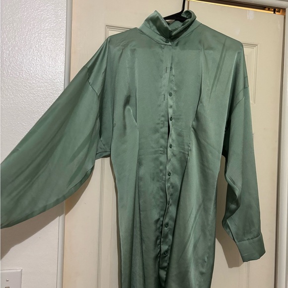 PrettyLittleThing Mint Green Satin Shirt - Picture 2 of 4